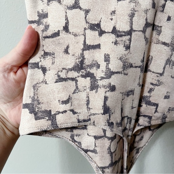 Aritzia Babaton Contour Double V Bodysuit Fawn Pink Gull Grey Rose Size Small - Picture 7 of 10